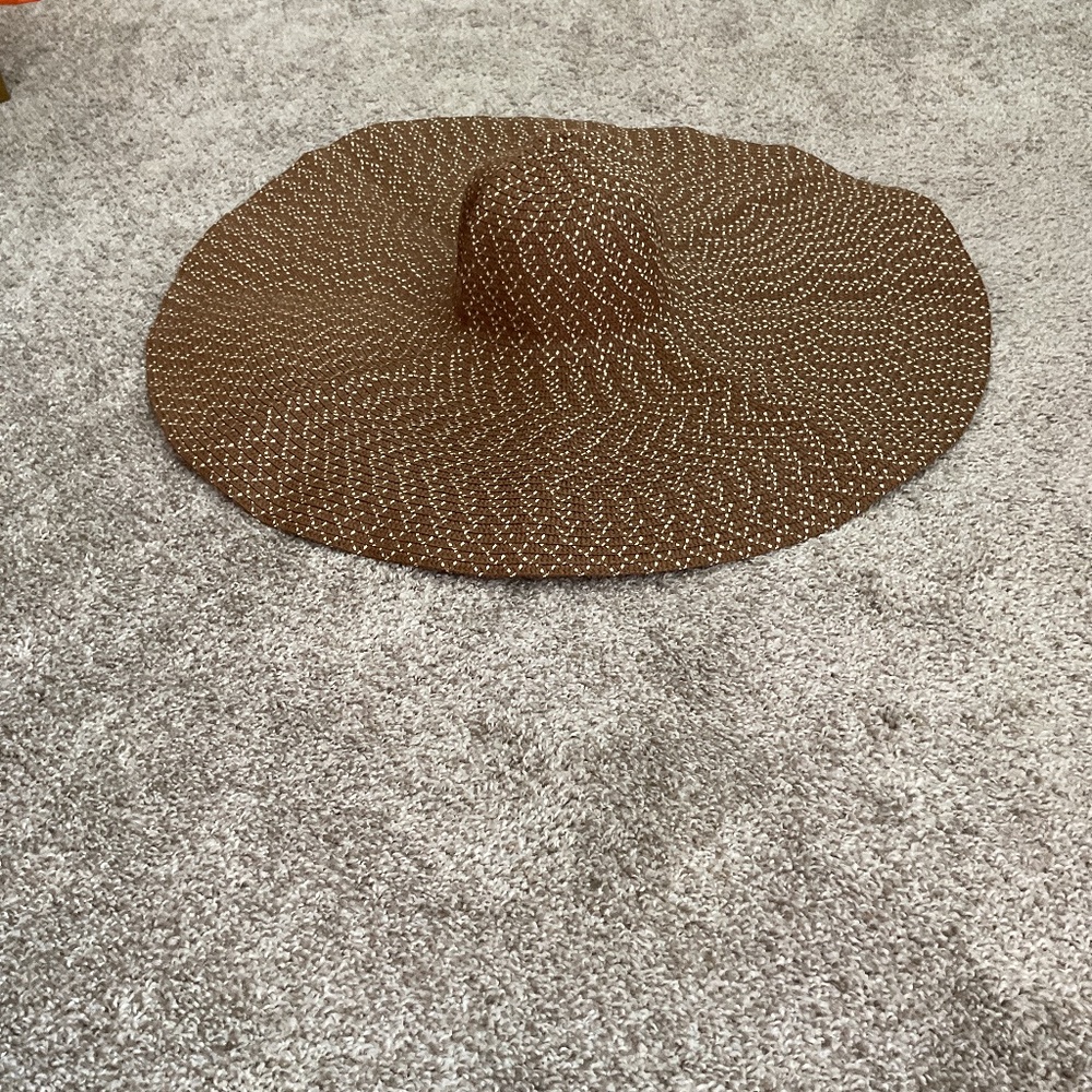 Oversized foldable brown sun hat